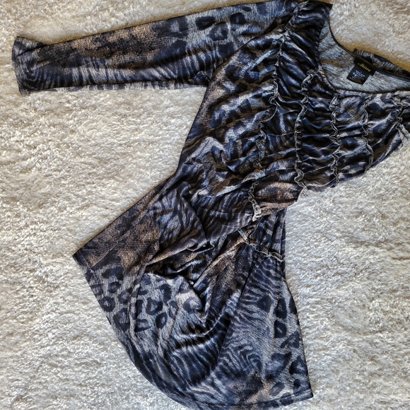 Akiera asymmetrical tunic top size large snake and leopard print - Picture 7 of 10